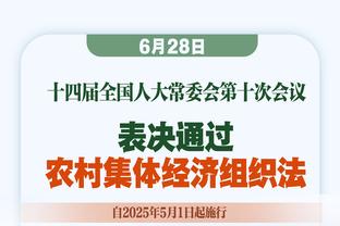 太可怜了！吉达联合球员踩到场边水瓶摔倒受伤被换下！